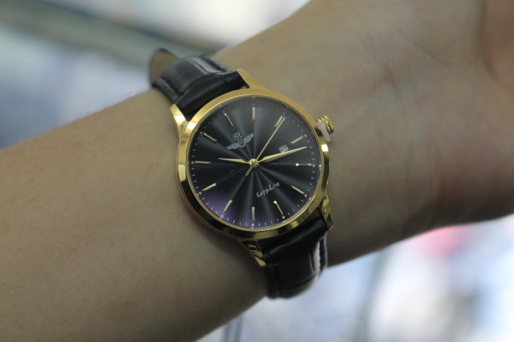 Đồng hồ nữ SR Watch SL1056.4601TE khi đeo trên tay